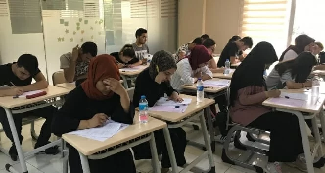 Ümraniye Belediyesi 120 öğrenciyi üniversiteli yaptı