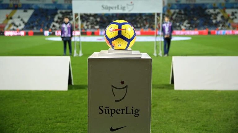 Eski 2 şampiyonun Süper Lig'te kalma mücadelesi nefes kesiyor