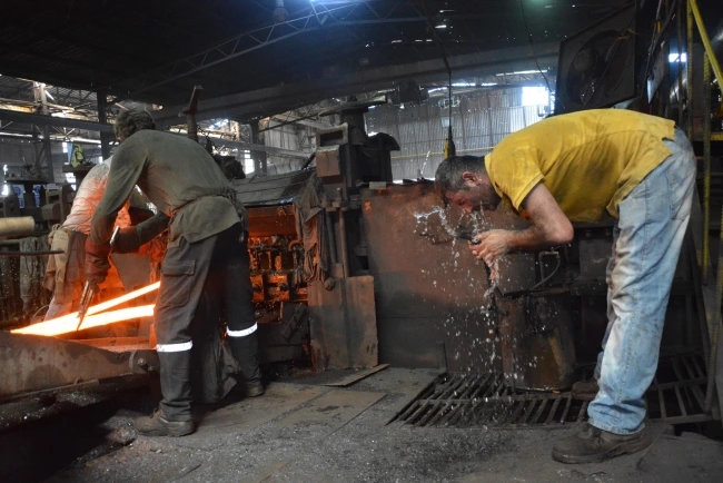 Demir işçilerinin serinleme çabası
