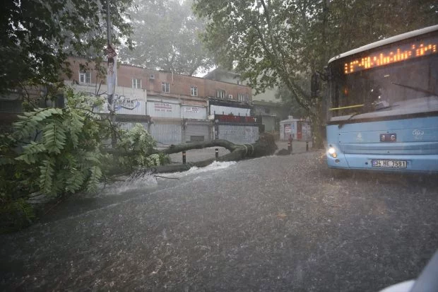 İstanbul'da şiddetli yağmur: 1 ölü