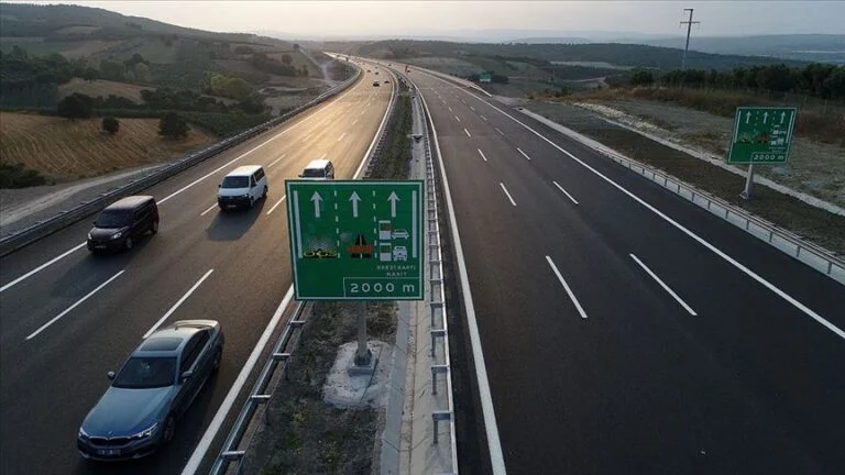 Yeni otoyol bayram trafiğine yaradı