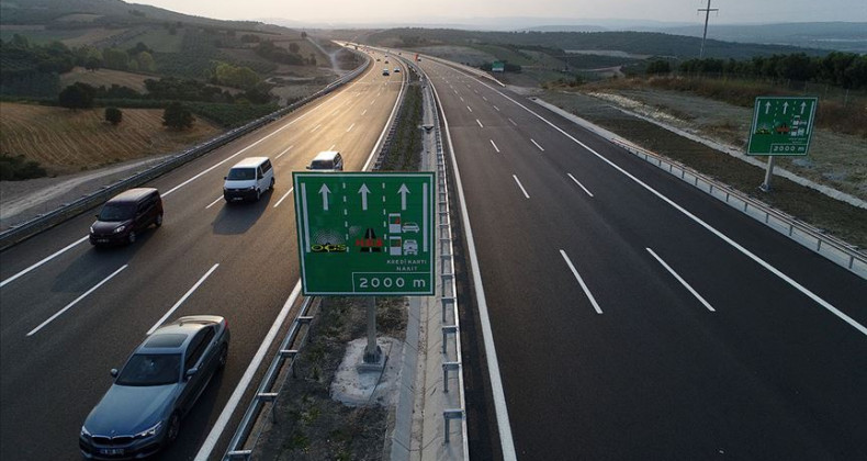 Yeni otoyol bayram trafiğine yaradı