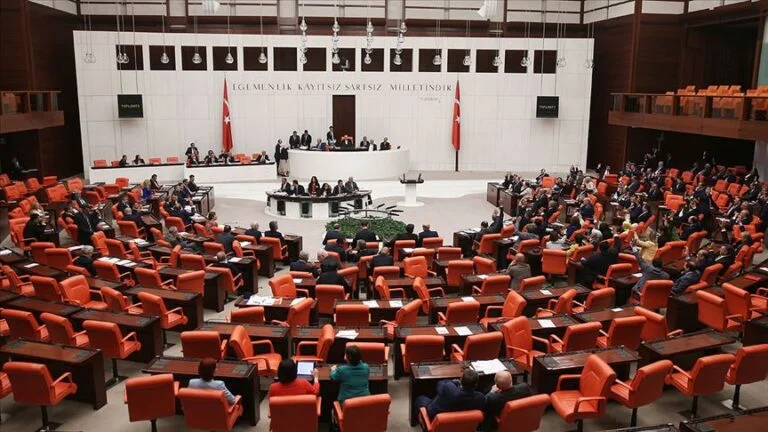 Üniversiteli işçiler sorunların çözümünü bekliyor