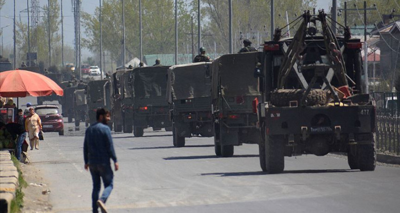 İşçiler can korkusundan Keşmir'i terk ediyor