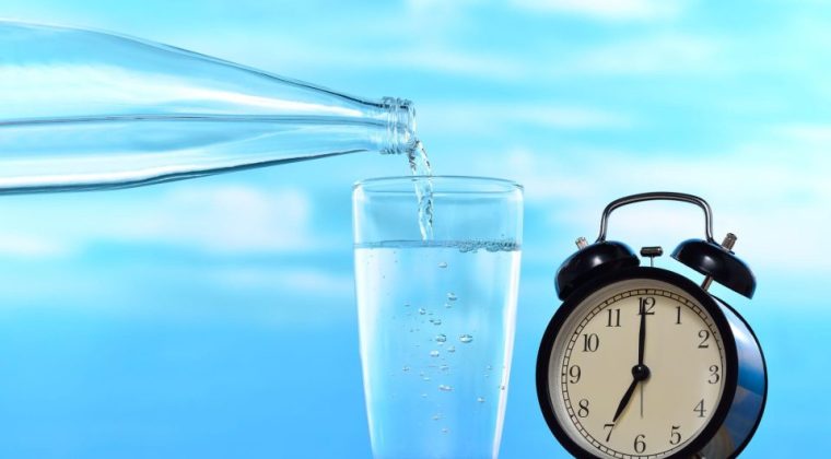 Su İçmenin “Altın Saatleri” Açıklandı: Karaciğer ve Böbrekler İçin Doğru Zamanlama Şart